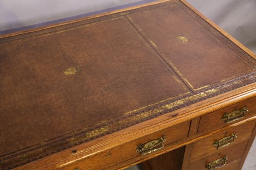 A VICTORIAN OAK PEDESTAL DESK C 1880 - ADDITIONAL PHOTO 4
