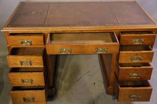 A VICTORIAN OAK PEDESTAL DESK C 1880 - ADDITIONAL PHOTO 6