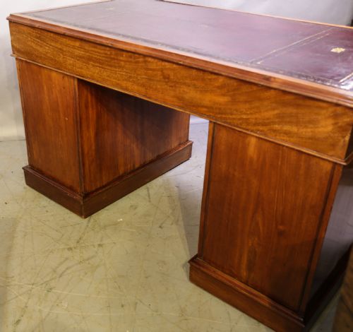 A GOOD QUALITY KNEEHOLE PEDESTAL DESK IN MAHOGANY - ADDITIONAL PHOTO 2
