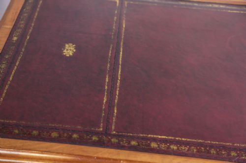 A GOOD QUALITY KNEEHOLE PEDESTAL DESK IN MAHOGANY - ADDITIONAL PHOTO 3