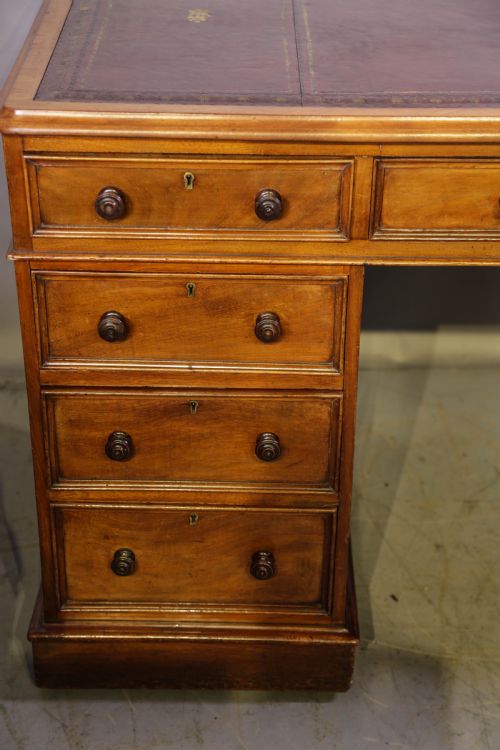 A GOOD QUALITY KNEEHOLE PEDESTAL DESK IN MAHOGANY - ADDITIONAL PHOTO 4