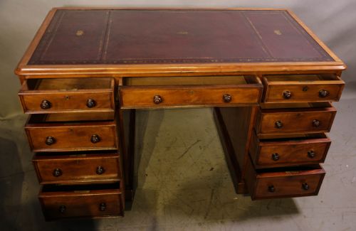 A GOOD QUALITY KNEEHOLE PEDESTAL DESK IN MAHOGANY - ADDITIONAL PHOTO 6