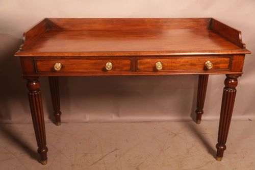 a super quality library table in mahogany - CATEGORY: ANTIQUE TABLES - DATED 19TH CENTURY