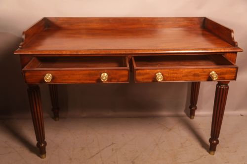 A SUPER QUALITY LIBRARY TABLE IN MAHOGANY - ADDITIONAL PHOTO 1