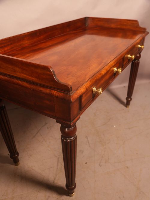 A SUPER QUALITY LIBRARY TABLE IN MAHOGANY - ADDITIONAL PHOTO 2