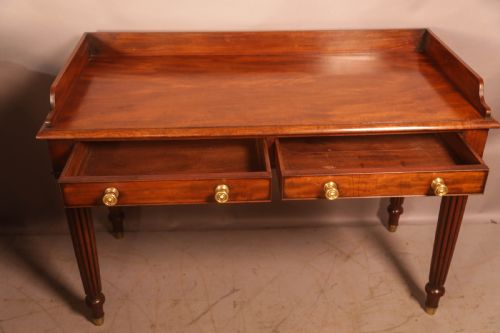 A SUPER QUALITY LIBRARY TABLE IN MAHOGANY - ADDITIONAL PHOTO 3