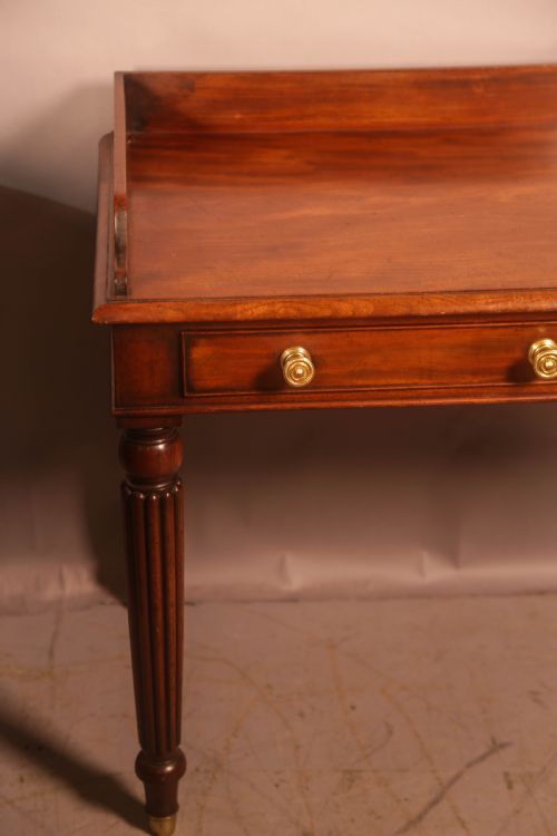 A SUPER QUALITY LIBRARY TABLE IN MAHOGANY - ADDITIONAL PHOTO 4