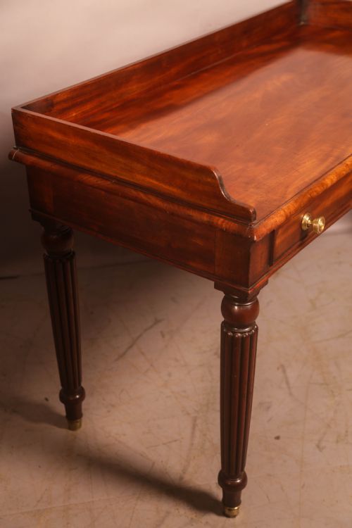 A SUPER QUALITY LIBRARY TABLE IN MAHOGANY - ADDITIONAL PHOTO 5