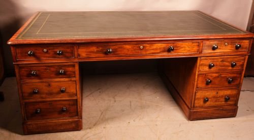 a good early victorian partners desk in mahogany - CATEGORY: ANTIQUE DESKS - DATED 19TH CENTURY