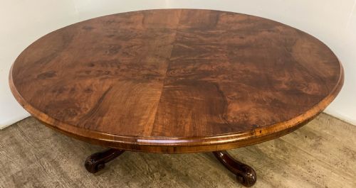 a victorian ovel coffee table in walnut - CATEGORY: ANTIQUE TABLES - DATED 19TH CENTURY
