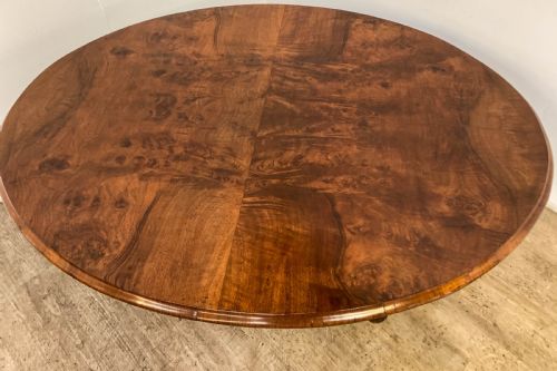 A VICTORIAN OVEL COFFEE TABLE IN WALNUT - ADDITIONAL PHOTO 1