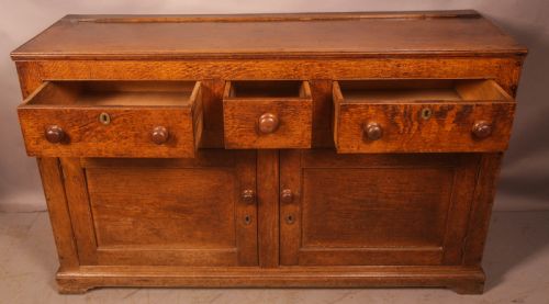 A SMALL GEORGIAN SERVING DRESSER IN OAK - ADDITIONAL PHOTO 1