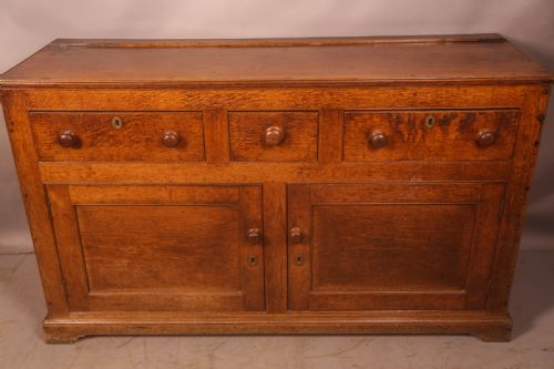 A SMALL GEORGIAN SERVING DRESSER IN OAK - ADDITIONAL PHOTO 3