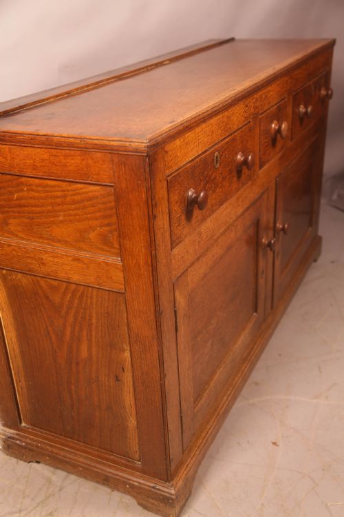 A SMALL GEORGIAN SERVING DRESSER IN OAK - ADDITIONAL PHOTO 9