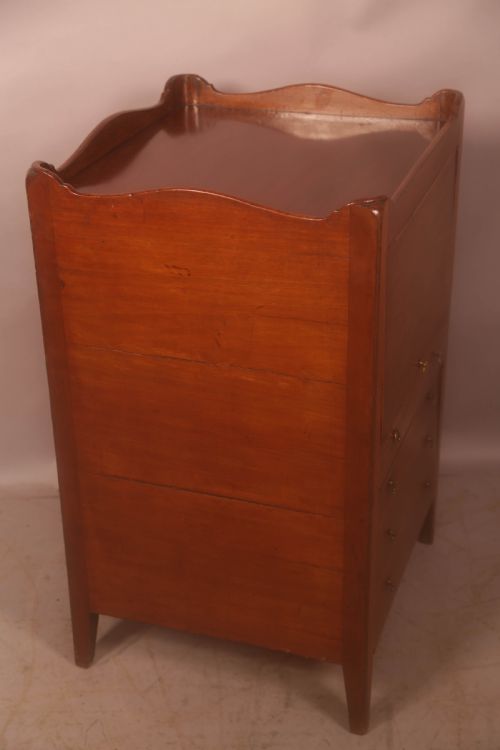 A GEORGIAN TRAY TOP CHEST IN MAHOGANY - ADDITIONAL PHOTO 4