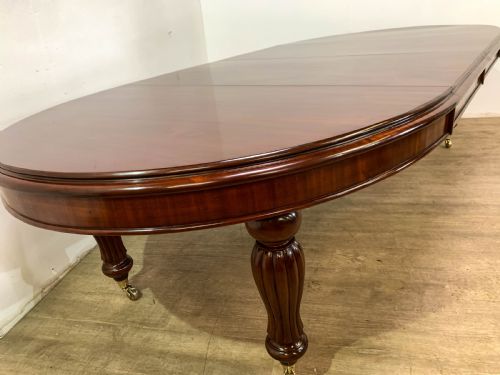 A SUPERB VICTORIAN EXTENDING DINING TABLE MAHOGANY SEATS 1012 - ADDITIONAL PHOTO 2