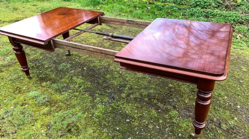 A SMALL VICTORIAN EXTENDING DINING TABLE - ADDITIONAL PHOTO 11