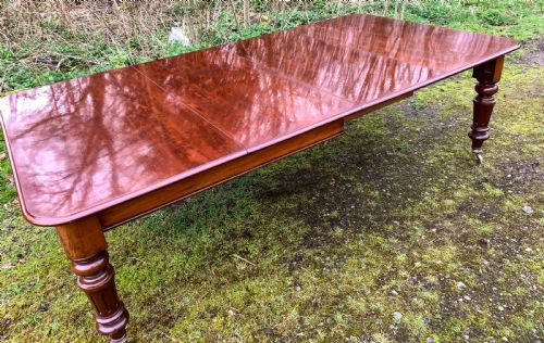 a good victorian 2 leaf extening dining table in mahogany - CATEGORY: ANTIQUE TABLES - DATED 19TH CENTURY