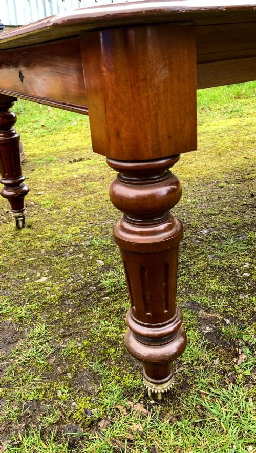 A GOOD VICTORIAN 2 LEAF EXTENING DINING TABLE IN MAHOGANY - ADDITIONAL PHOTO 1