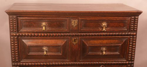 A 17TH CENTURY MOULDED FRONT CHEST OF DRAWERS IN OAK - ADDITIONAL PHOTO 1