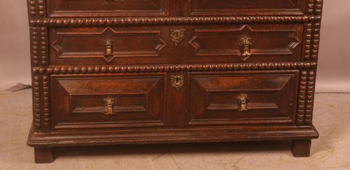 A 17TH CENTURY MOULDED FRONT CHEST OF DRAWERS IN OAK - ADDITIONAL PHOTO 2