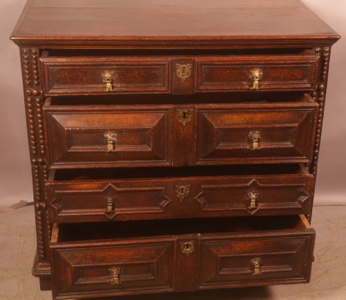 A 17TH CENTURY MOULDED FRONT CHEST OF DRAWERS IN OAK - ADDITIONAL PHOTO 3