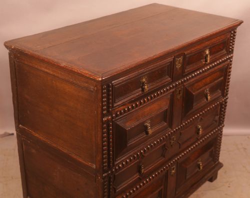 A 17TH CENTURY MOULDED FRONT CHEST OF DRAWERS IN OAK - ADDITIONAL PHOTO 4