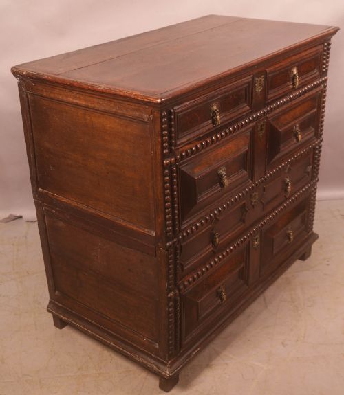 A 17TH CENTURY MOULDED FRONT CHEST OF DRAWERS IN OAK - ADDITIONAL PHOTO 5