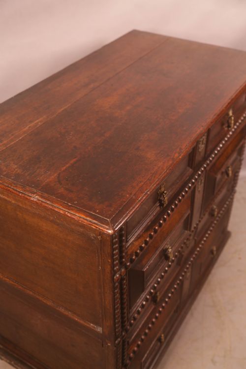A 17TH CENTURY MOULDED FRONT CHEST OF DRAWERS IN OAK - ADDITIONAL PHOTO 6