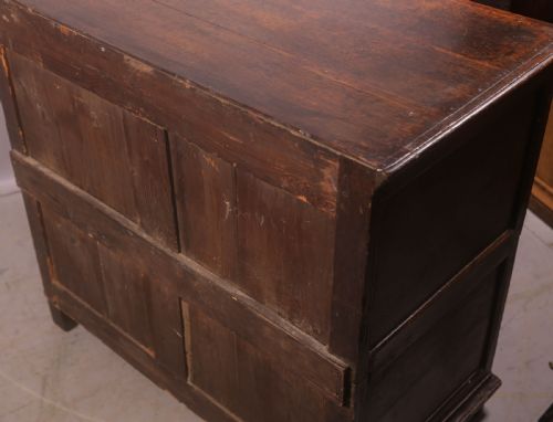 A 17TH CENTURY MOULDED FRONT CHEST OF DRAWERS IN OAK - ADDITIONAL PHOTO 7
