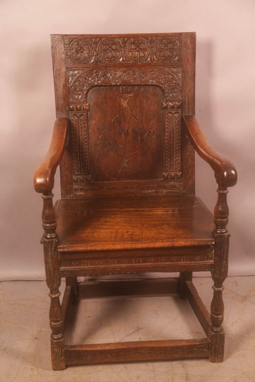 a 17th century wainscott armchair in oak - CATEGORY: ANTIQUE CHAIRS - DATED 17TH CENTURY
