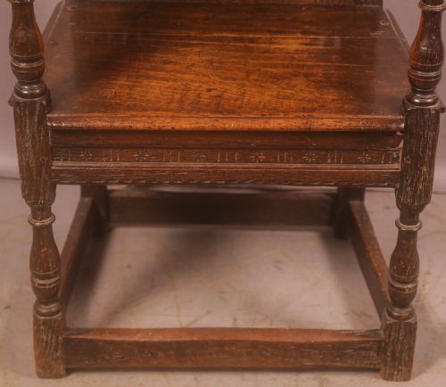 A 17TH CENTURY WAINSCOTT ARMCHAIR IN OAK - ADDITIONAL PHOTO 2