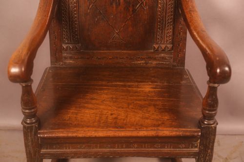A 17TH CENTURY WAINSCOTT ARMCHAIR IN OAK - ADDITIONAL PHOTO 3