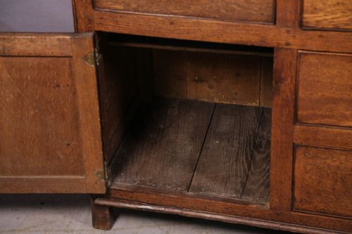 A SUPER GEORGIAN SERVING DRESSER IN OAK - ADDITIONAL PHOTO 5