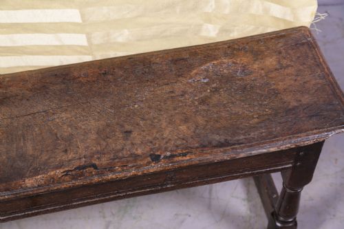 A RARE 17TH CENTURY JOINT BENCH IN OAK - ADDITIONAL PHOTO 4