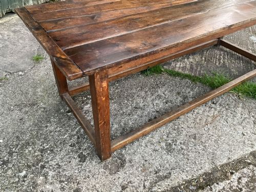 A LARGE OAK FARMHOUSE TABLE - ADDITIONAL PHOTO 5