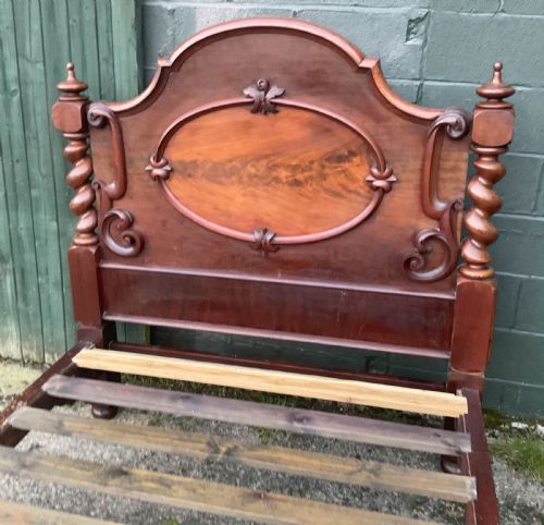 A VICTORIAN HALF TESTER BED IN MAHOGANY - ADDITIONAL PHOTO 2