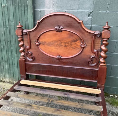 A VICTORIAN HALF TESTER BED IN MAHOGANY - ADDITIONAL PHOTO 4