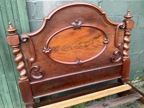 A VICTORIAN HALF TESTER BED IN MAHOGANY - ADDITIONAL PHOTO 7
