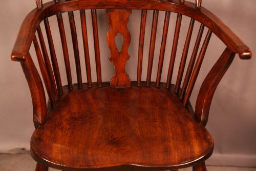A YEW WOOD LOW BACK WINDSOR CHAIR - ADDITIONAL PHOTO 4