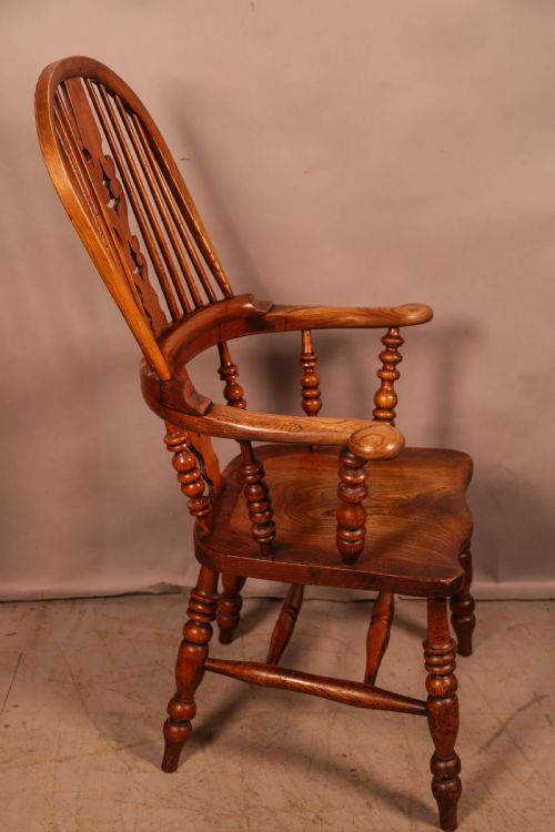 A GOOD ASH AND ELM BROAD ARM WINDSOR ARMCHAIR - ADDITIONAL PHOTO 2