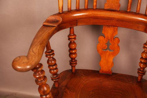 A GOOD ASH AND ELM BROAD ARM WINDSOR ARMCHAIR - ADDITIONAL PHOTO 4