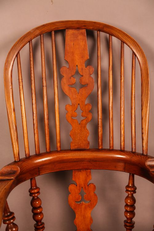 A GOOD ASH AND ELM BROAD ARM WINDSOR ARMCHAIR - ADDITIONAL PHOTO 6