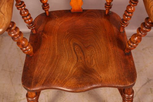 A GOOD ASH AND ELM BROAD ARM WINDSOR ARMCHAIR - ADDITIONAL PHOTO 7