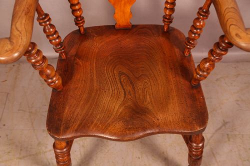 A GOOD ASH AND ELM BROAD ARM WINDSOR ARMCHAIR - ADDITIONAL PHOTO 8