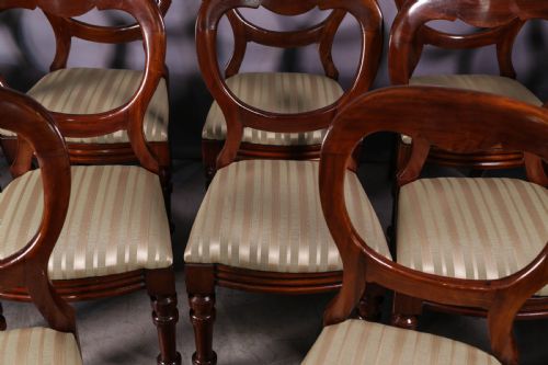 A SET OF 12 VICTORIAN MAHOGANY BALLOON BACK DINING CHAIRS - ADDITIONAL PHOTO 3
