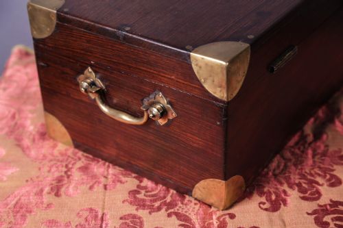 AN ANGLO INDIAN CAMPAIGN BOX IN ROSEWOOD - ADDITIONAL PHOTO 1