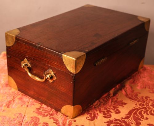 AN ANGLO INDIAN CAMPAIGN BOX IN ROSEWOOD - ADDITIONAL PHOTO 2
