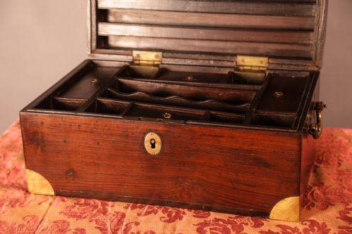 AN ANGLO INDIAN CAMPAIGN BOX IN ROSEWOOD - ADDITIONAL PHOTO 3