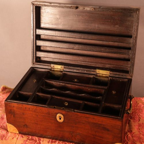 AN ANGLO INDIAN CAMPAIGN BOX IN ROSEWOOD - ADDITIONAL PHOTO 4